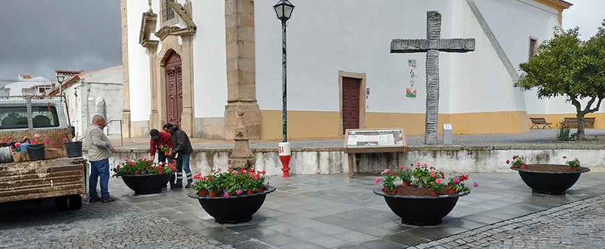 Instalação de floreiras no Largo do Adro em Alpalhão