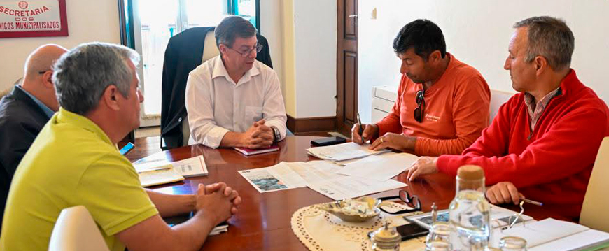 A Câmara Municipal de Nisa assinou ontem, 28 de outubro, o auto de consignação da empreitada de remoção de fibrocimento dos Blocos A e D da antiga Escola EB 2,3/S de Nisa, num investimento de cerca de 114 mil euros. O documento foi assinado pelo Presidente da Câmara Municipal de Nisa, Dr. José Dinis Serra, e pelo representante da empresa Tropichance – Metalúrgica e Construções, Lda., responsável pela execução da empreitada. A intervenção contempla a remoção das coberturas em fibrocimento existentes nos Blocos A e D, permitindo concluir o processo de remoção de amianto de todo o complexo da antiga escola e reforçando as condições de segurança e salubridade dos edifícios. Esta intervenção representa mais um investimento do Município na valorização, requalificação e melhoria das condições dos espaços municipais, dando continuidade ao trabalho desenvolvido na recuperação das antigas instalações escolares. Mais uma obra. Mais segurança. Mais um passo na valorização do património municipal. escola s amianto